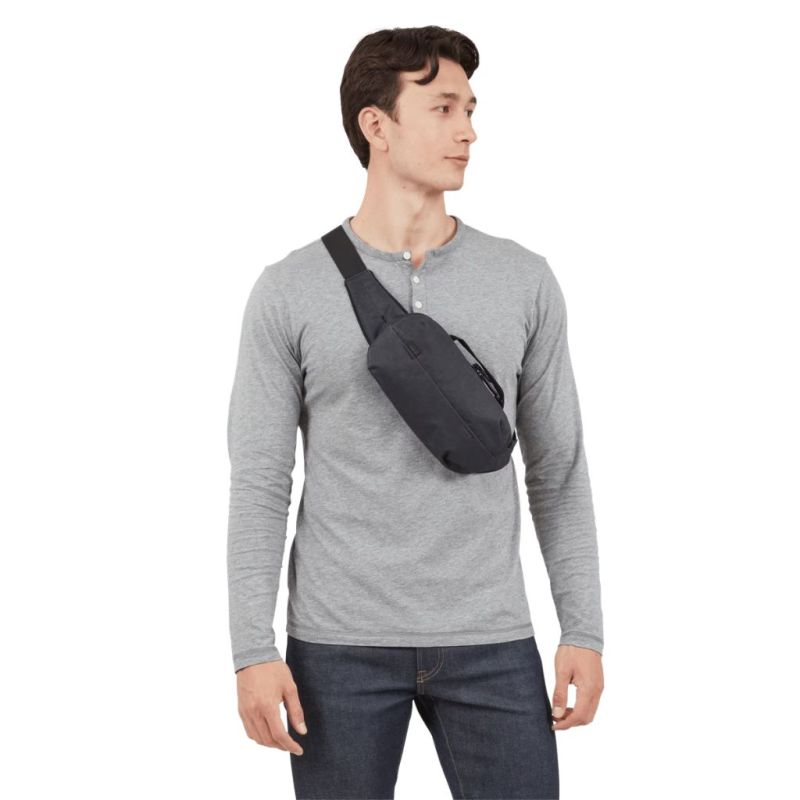 Plecak na jedno ramię Thule Aion Black